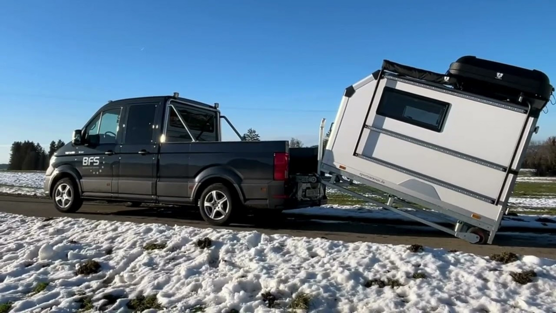BFS Leichtabroller beim Ablade und Aufnahmevorgang des Camping-Flats