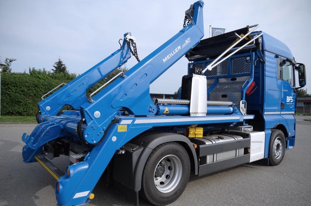 Heckansicht eines blauer MAN TGX Absetzkipper